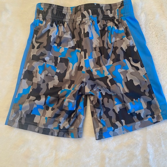 Boys Under Armour shorts size 5 - Picture 3 of 4